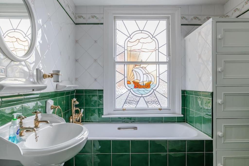 Magnificent House With Harbour View - Holiday home